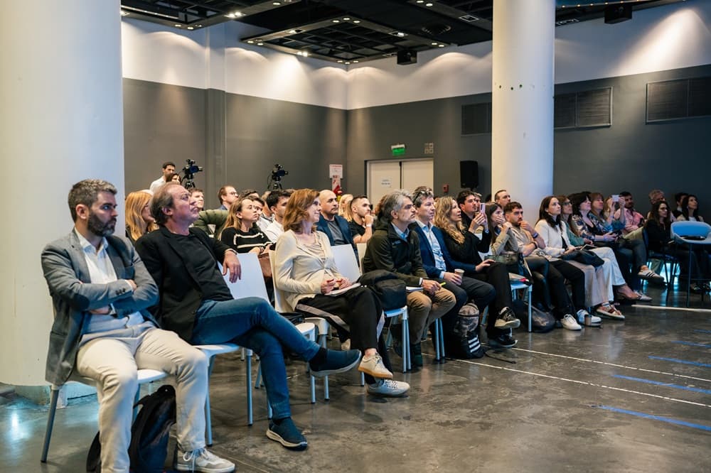Participantes compartiendo una charla en la primera edición de NEXO, en 2025